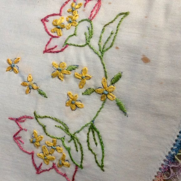 Vintage Hand Embordered Pillowcases Napkins and Table runner. - Picture 7 of 10